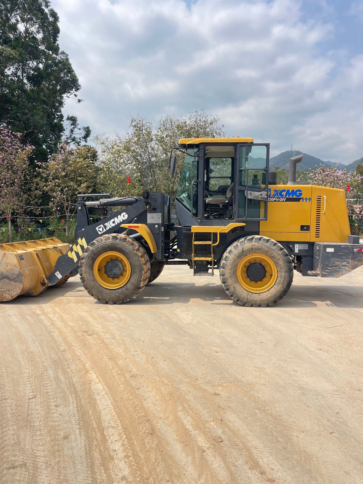 Used XCMG LW300FV-GIV Wheel Loader for sale engine and hydraulic area for sale