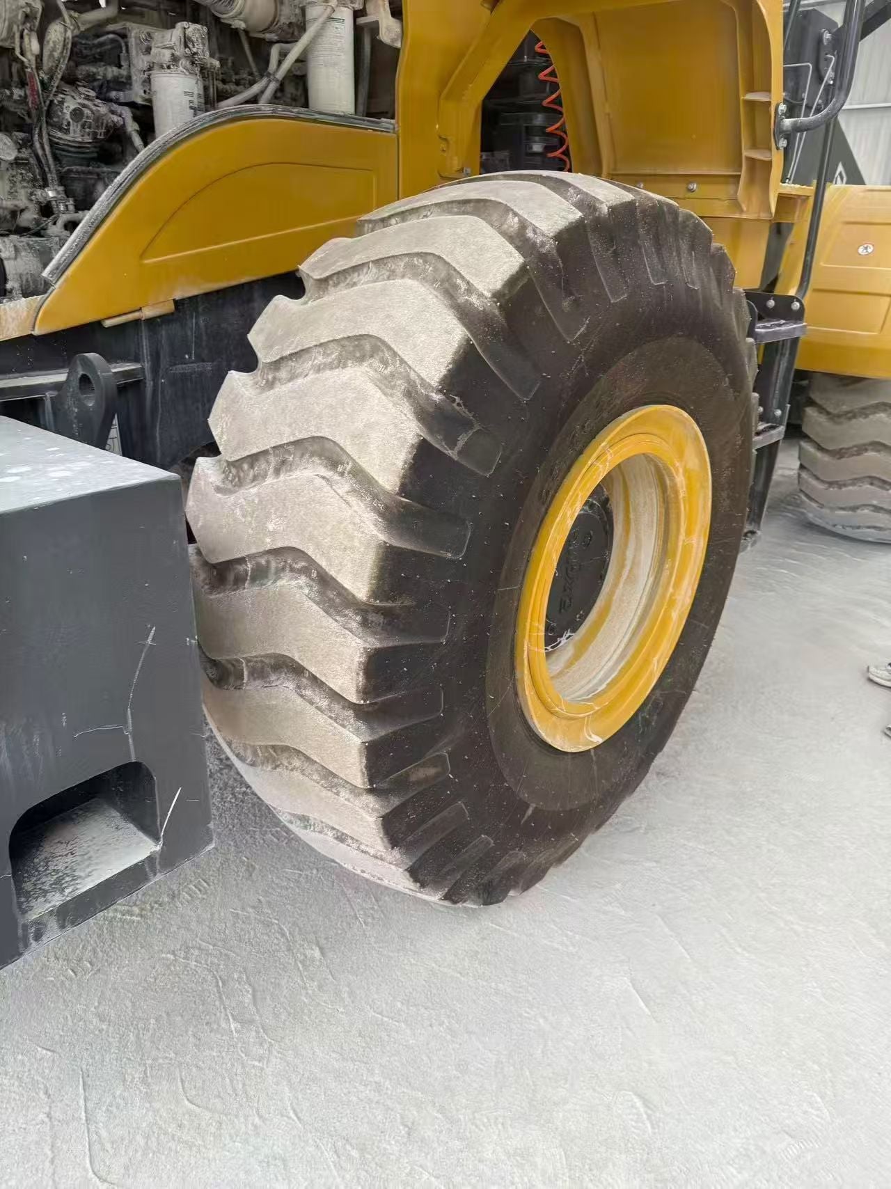 Used XCMG XC955 Wheel Loader for sale engine and hydraulic area for sale