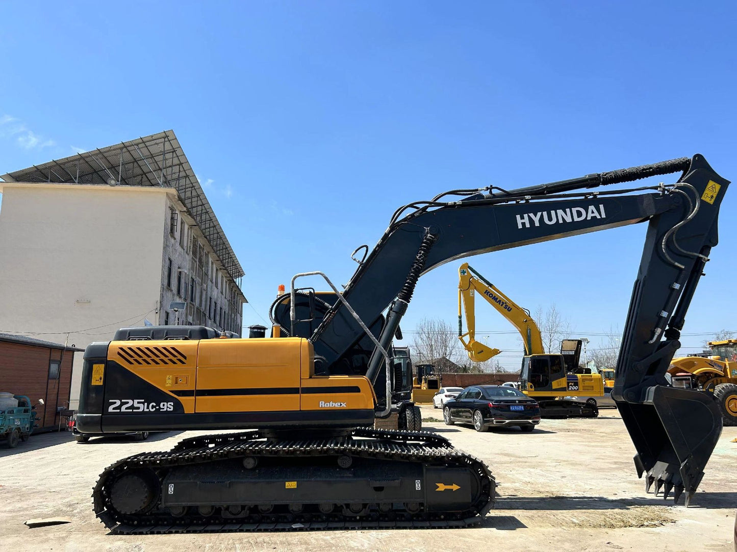 Used HYUNDAI R225LC-9S Crawler Excavator for Sale - real inventory photo 3