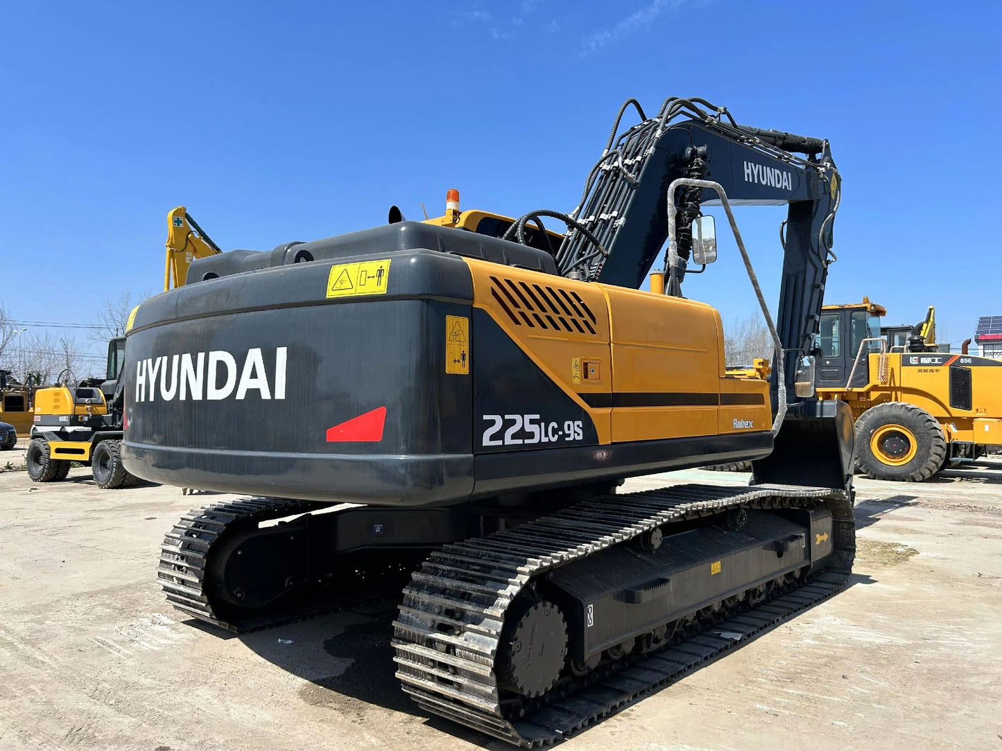 Used HYUNDAI R225LC-9S Crawler Excavator for Sale - real inventory photo 4