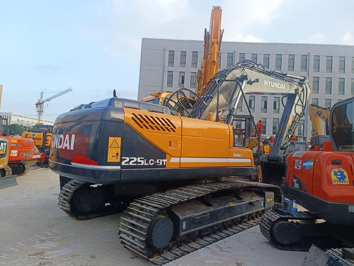 Used HYUNDAI R225LC-9T crawler excavator real inventory view 4