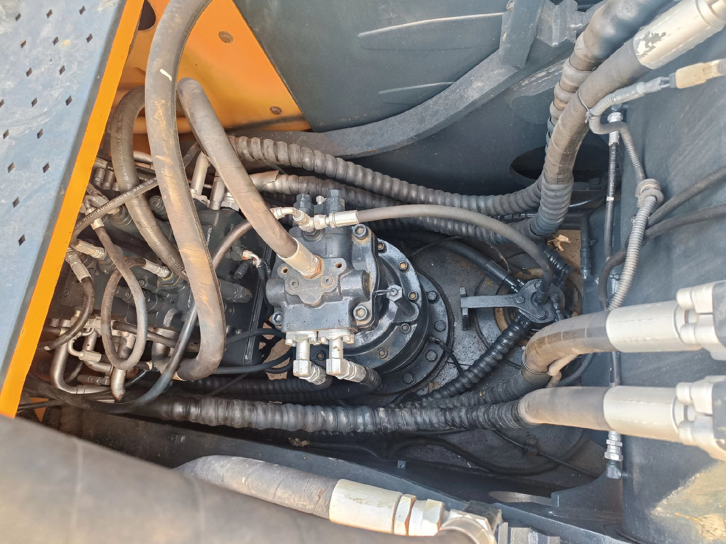 Used HYUNDAI R225LC-9T crawler excavator real inventory view 6