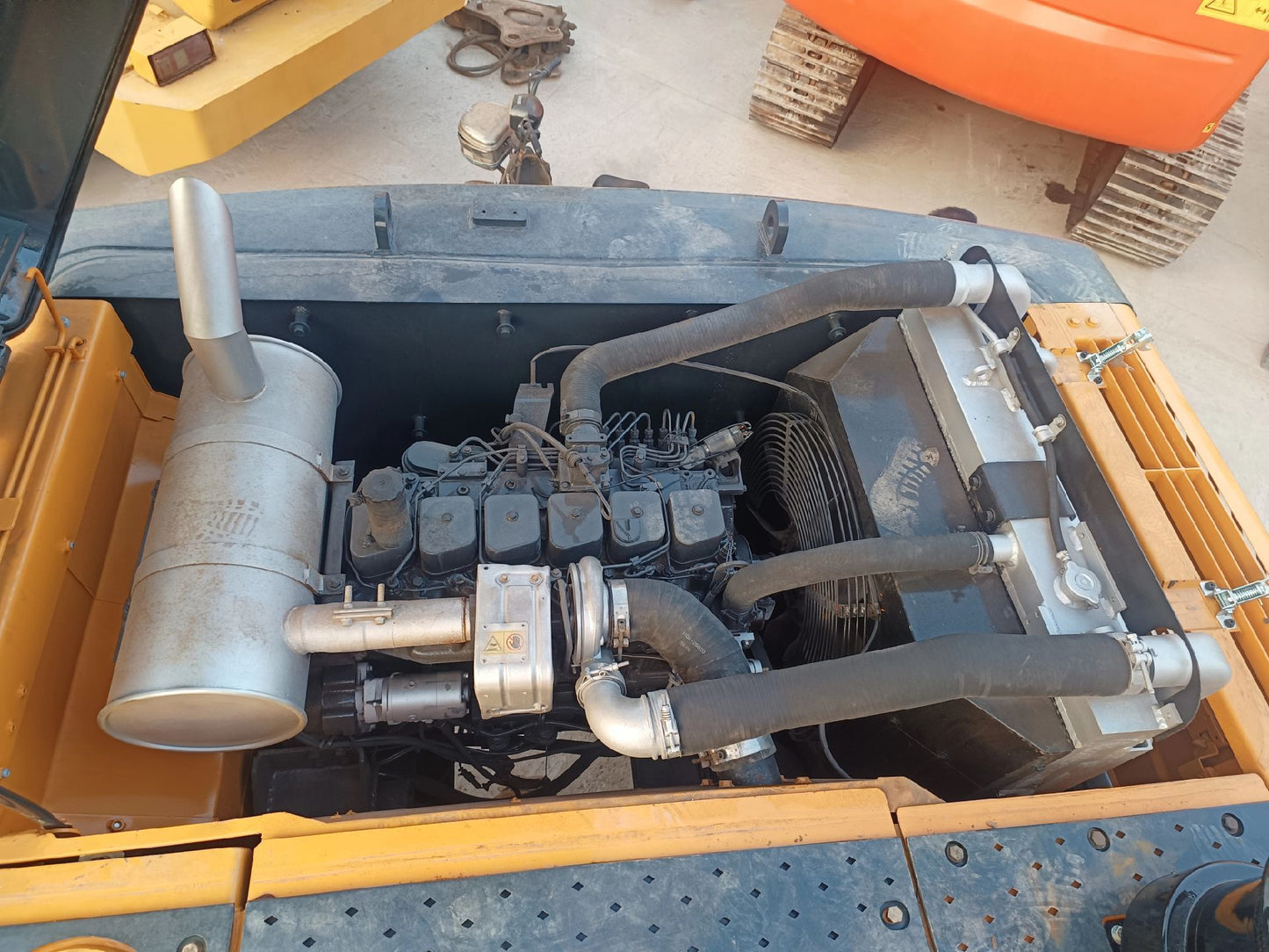 Used HYUNDAI R225LC-9T crawler excavator real inventory view 7