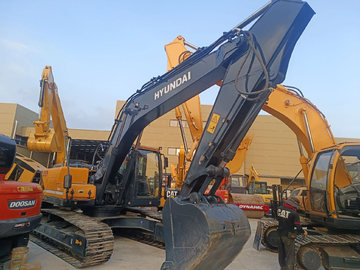 Used HYUNDAI R225LC-9T crawler excavator real inventory view 8