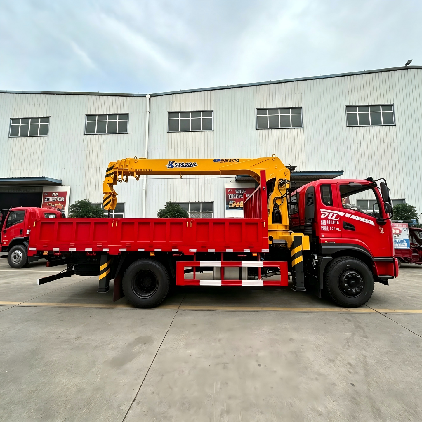 Used Dongfeng 200HP Truck-Mounted Crane for Sale front view