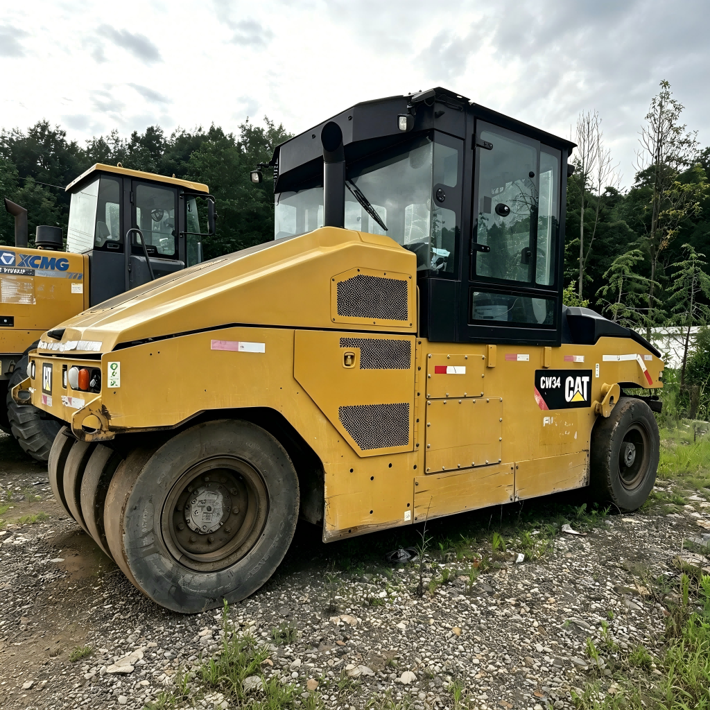 Used Caterpillar CW34 Road Roller for Sale side view