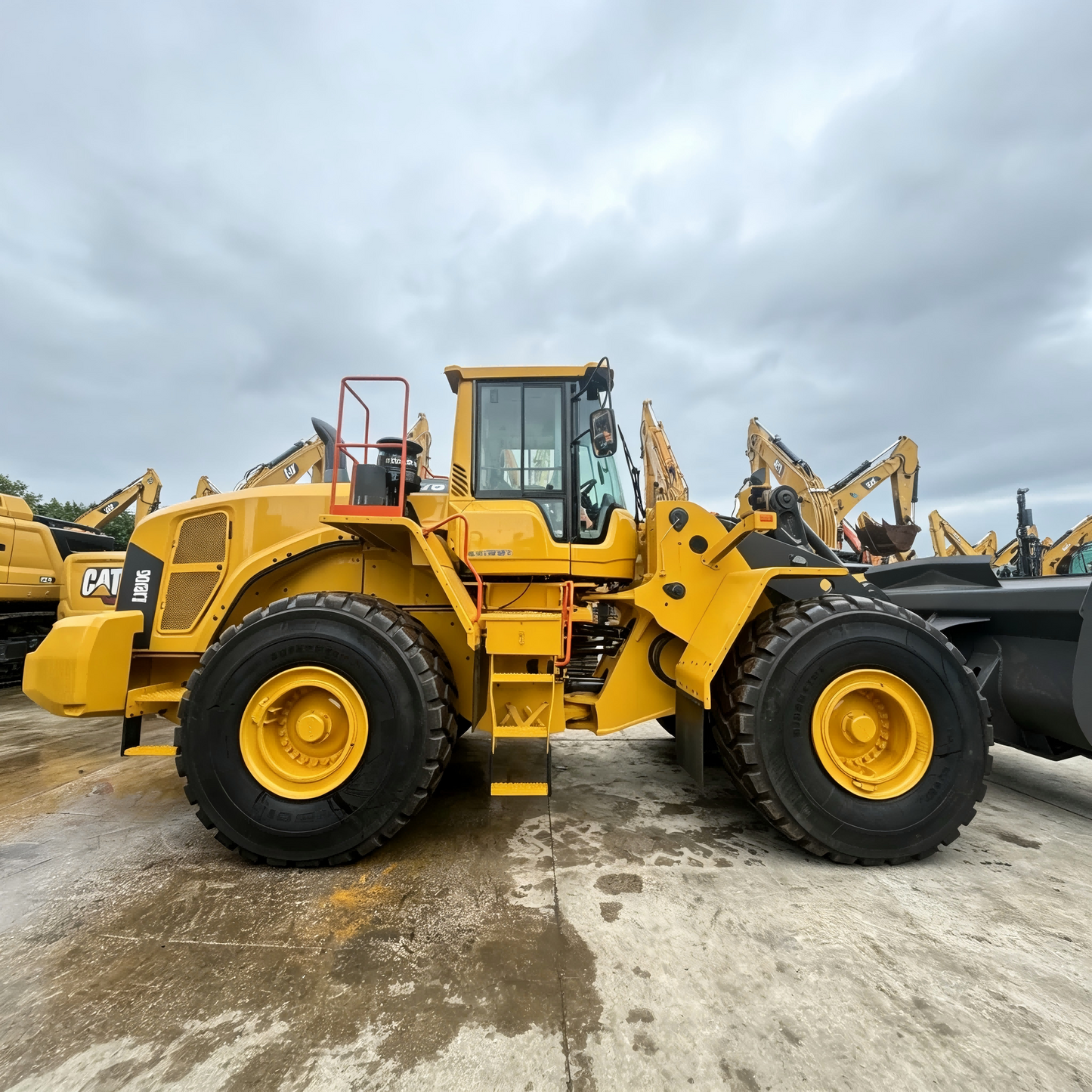 Used Volvo L180G Wheel Loader for Sale side view