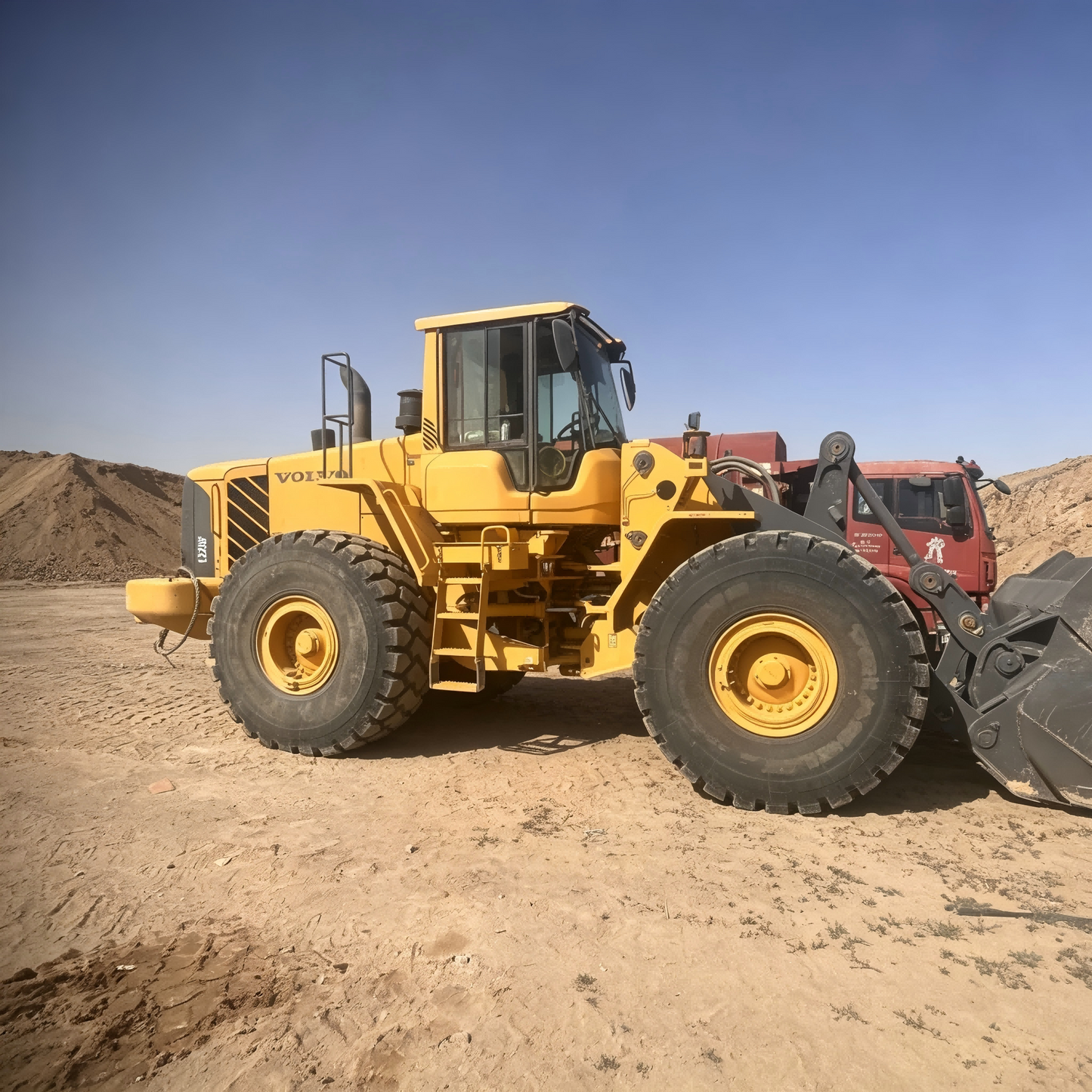 Used Volvo L220F Wheel Loader for Sale side view