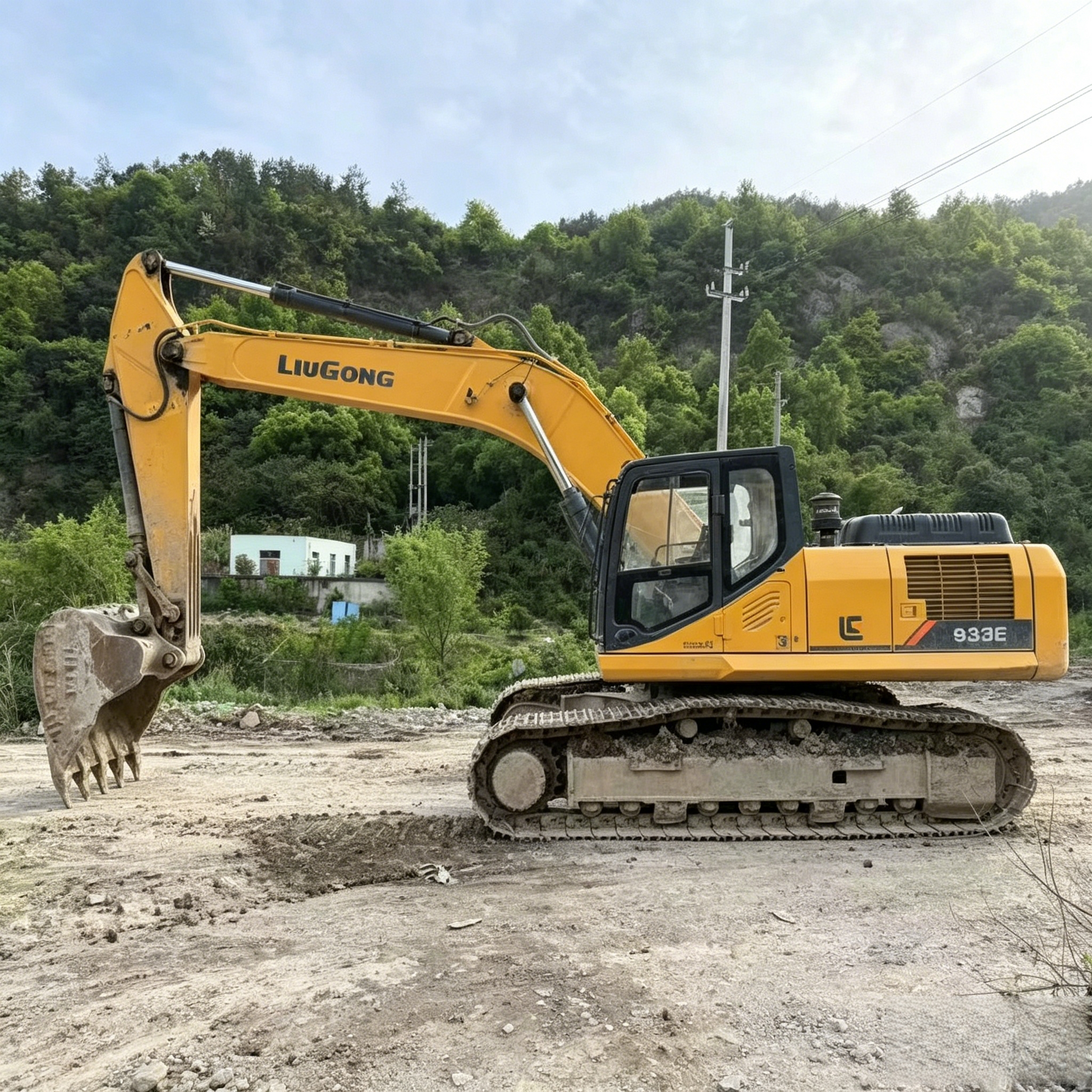Used Liugong 933E Excavator for Sale side view