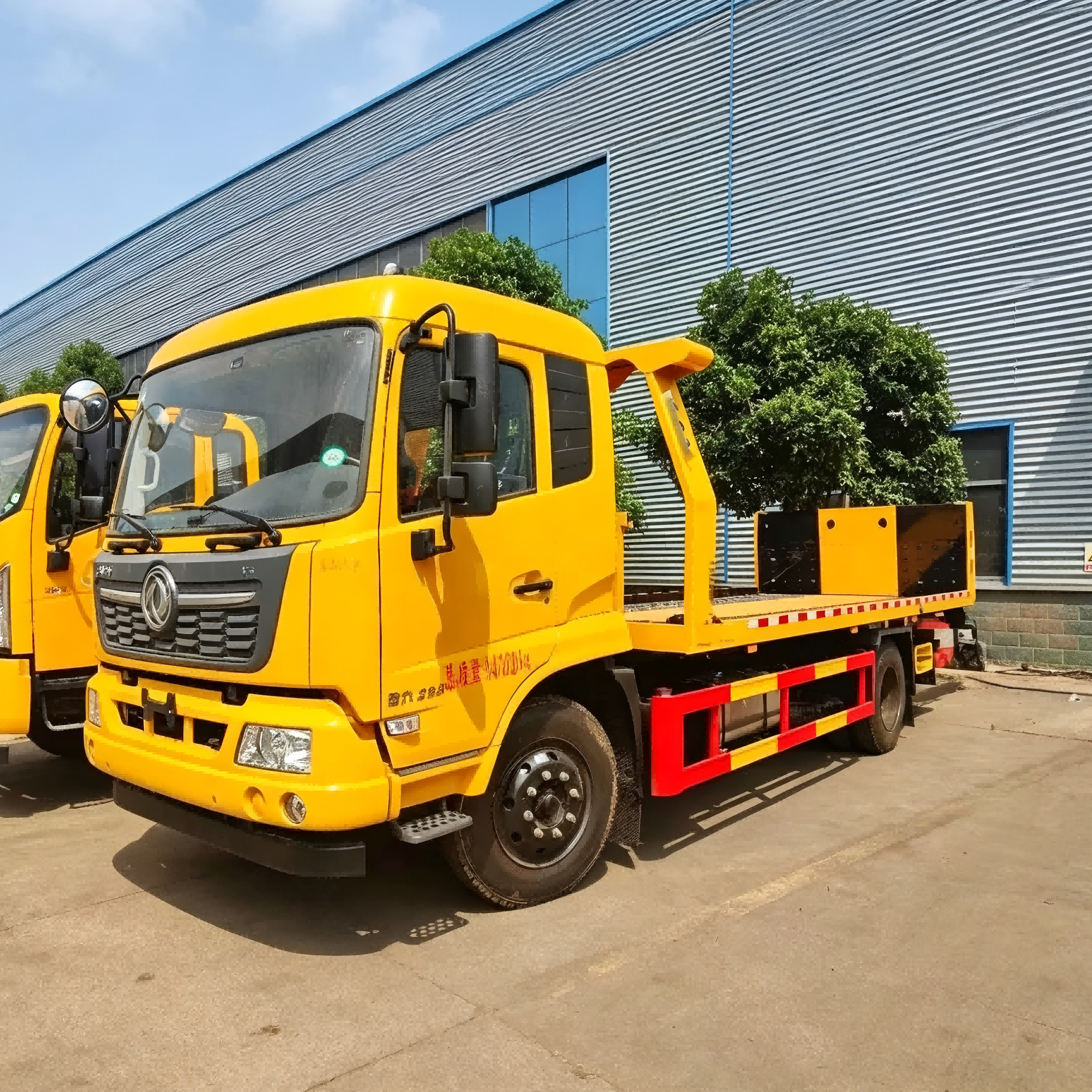 Used Dongfeng 200HP Road Wrecker Truck for Sale side view