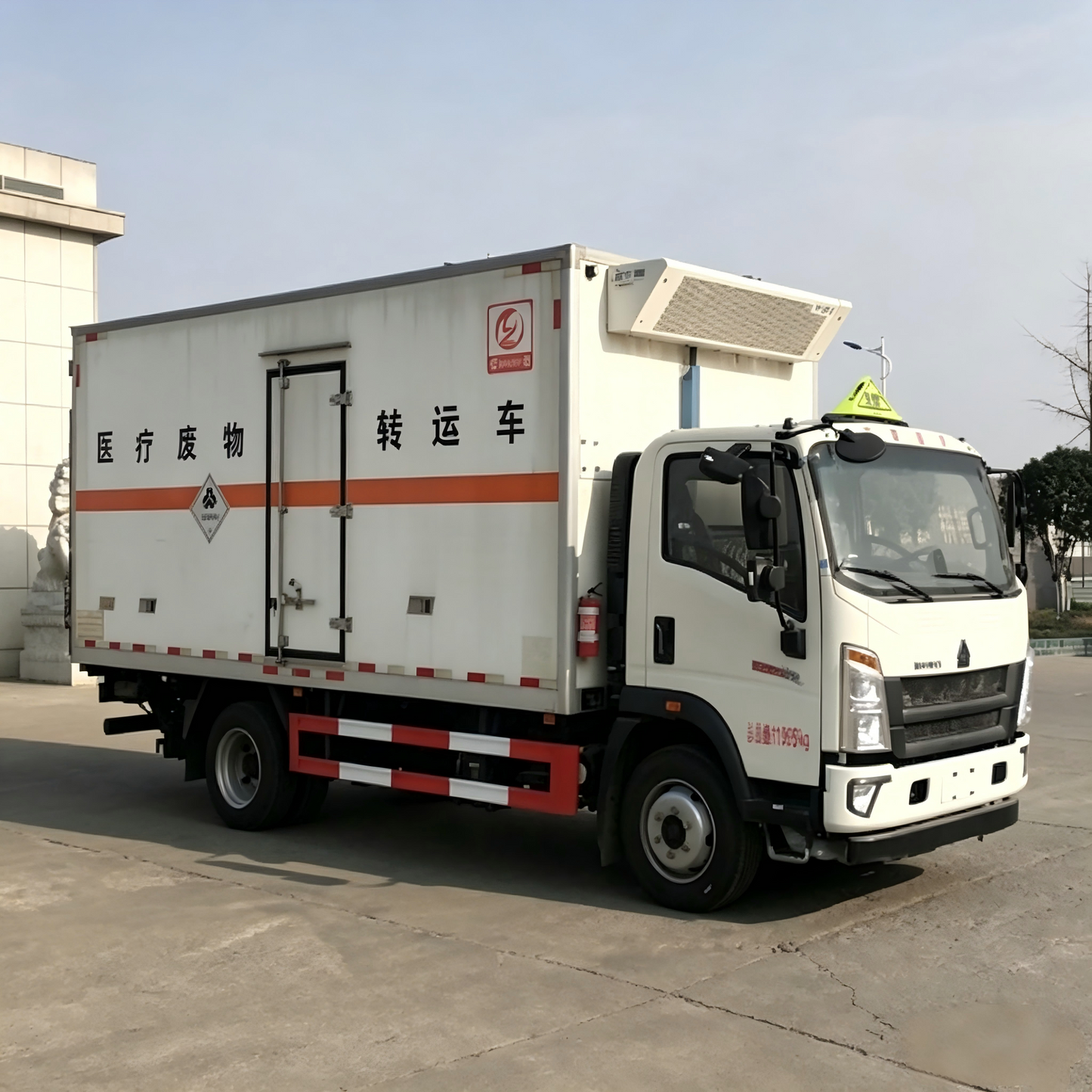 Used Sinotruk 160HP Refrigerated Medical Waste Truck for Sale side view
