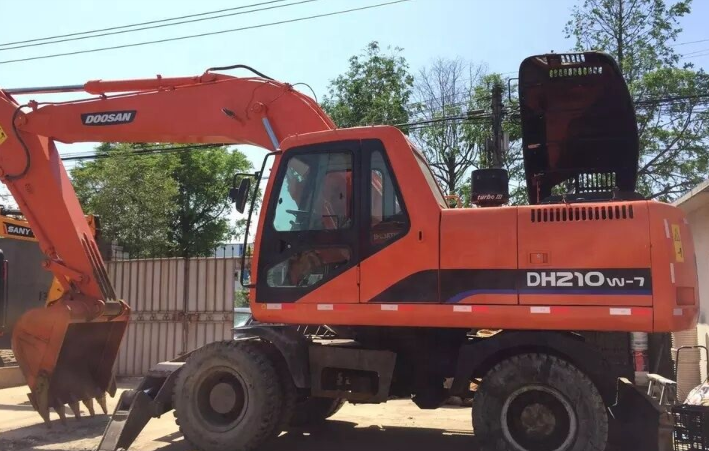 Used Doosan DH210W-7 Excavator for Sale detail view