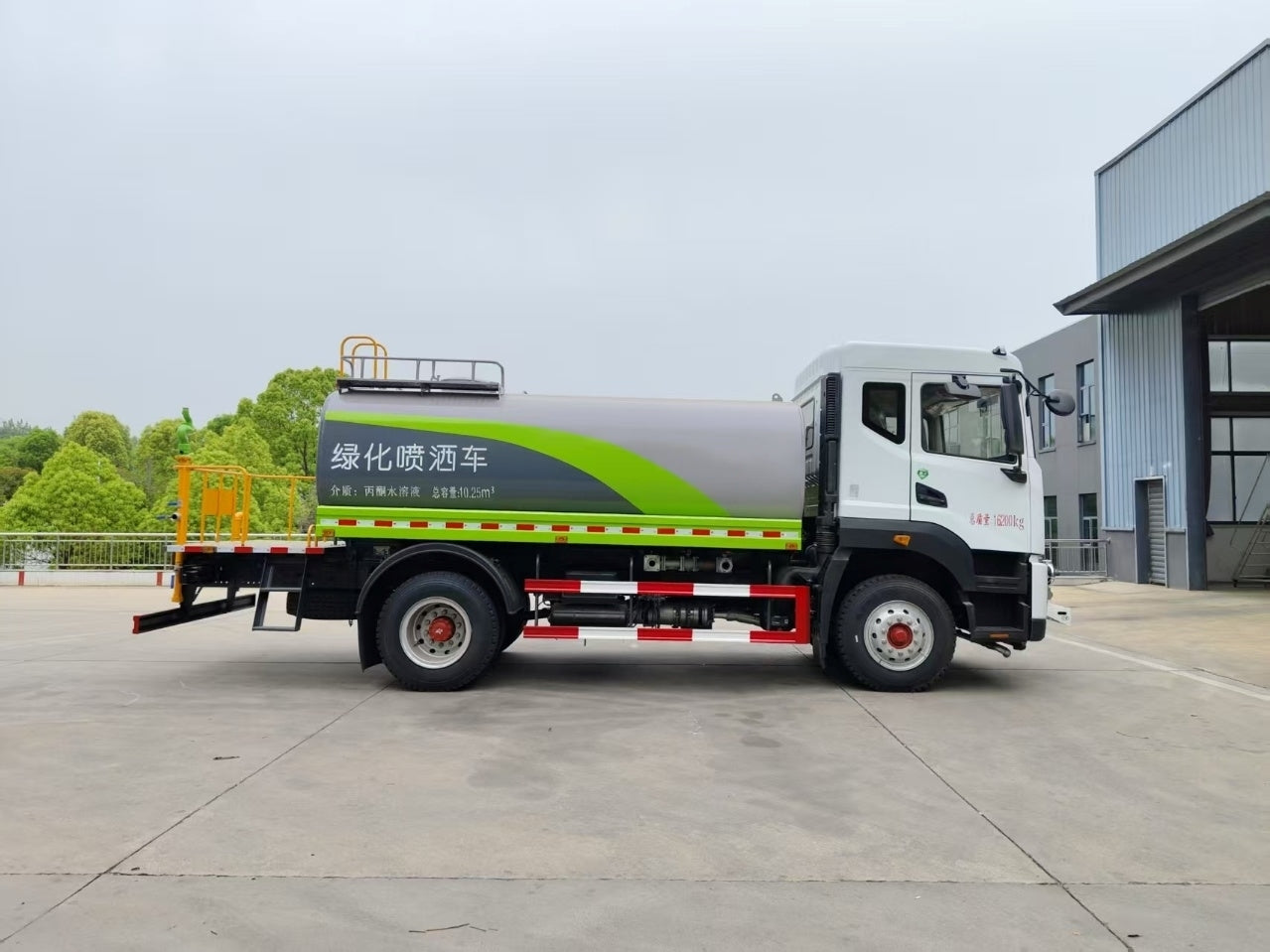 Used Dongfeng 170HP Water Sprinkler Truck for Sale front view