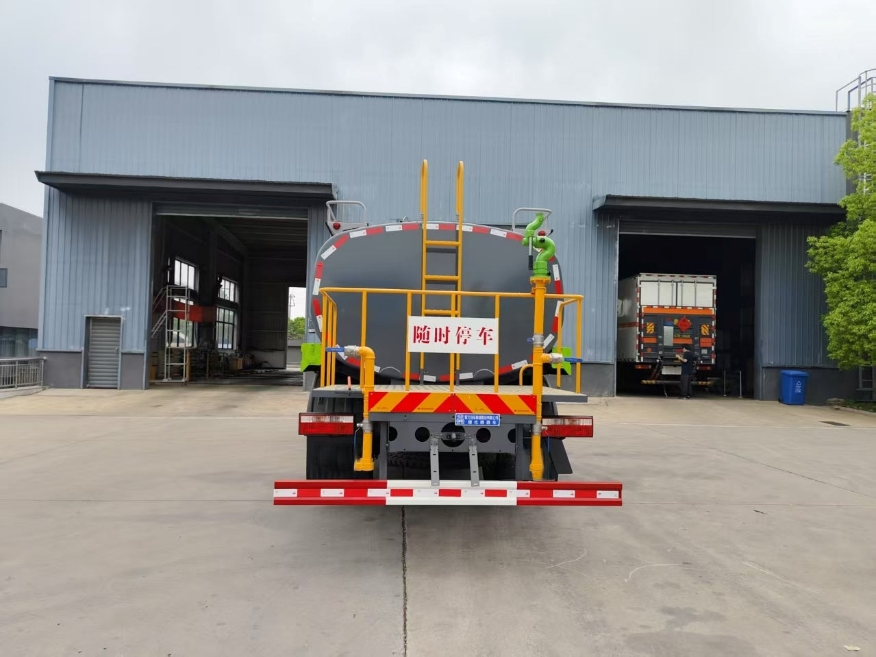 Used Dongfeng 170HP Water Sprinkler Truck for Sale detail view