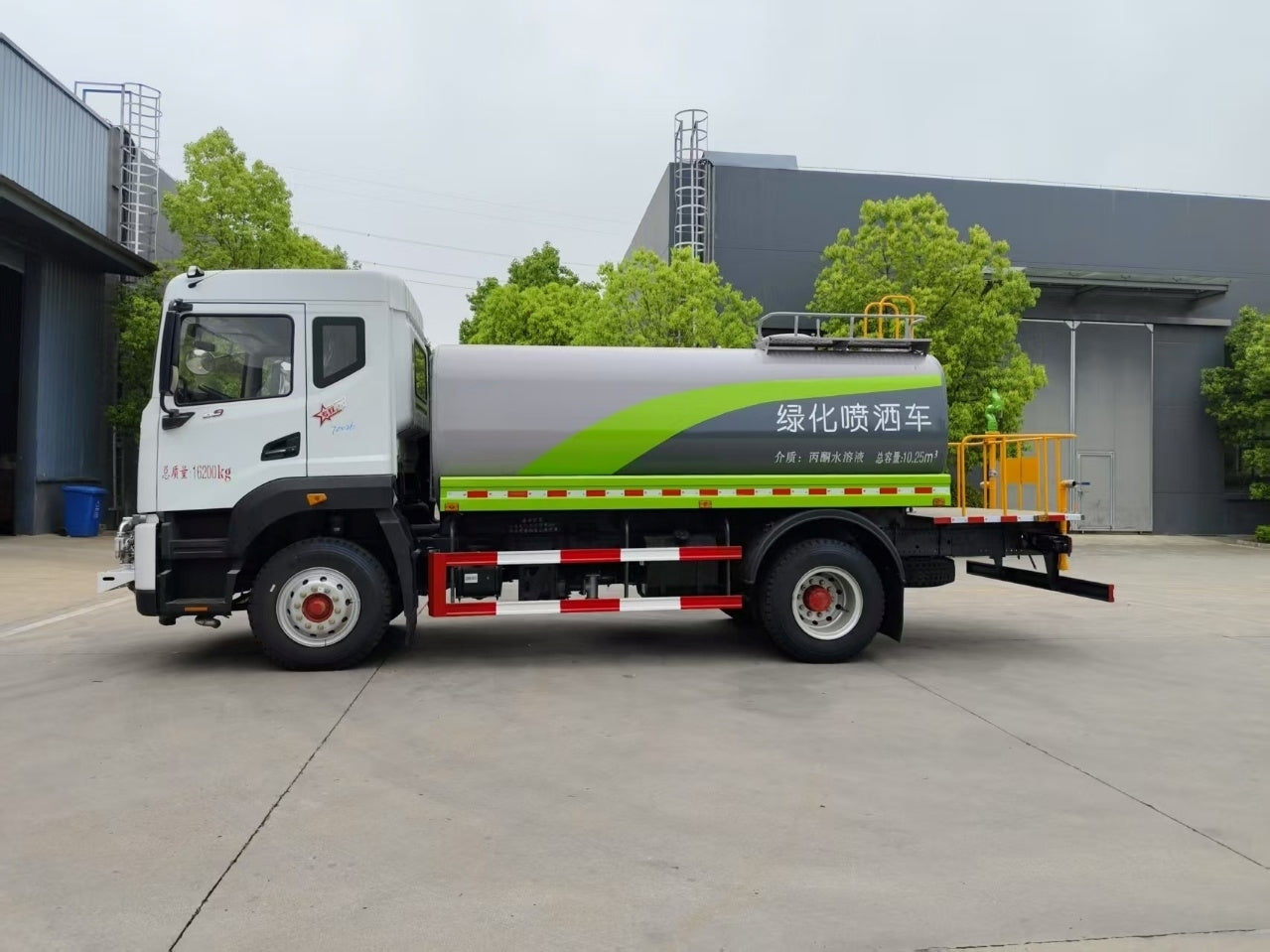 Used Dongfeng 170HP Water Sprinkler Truck for Sale detail view