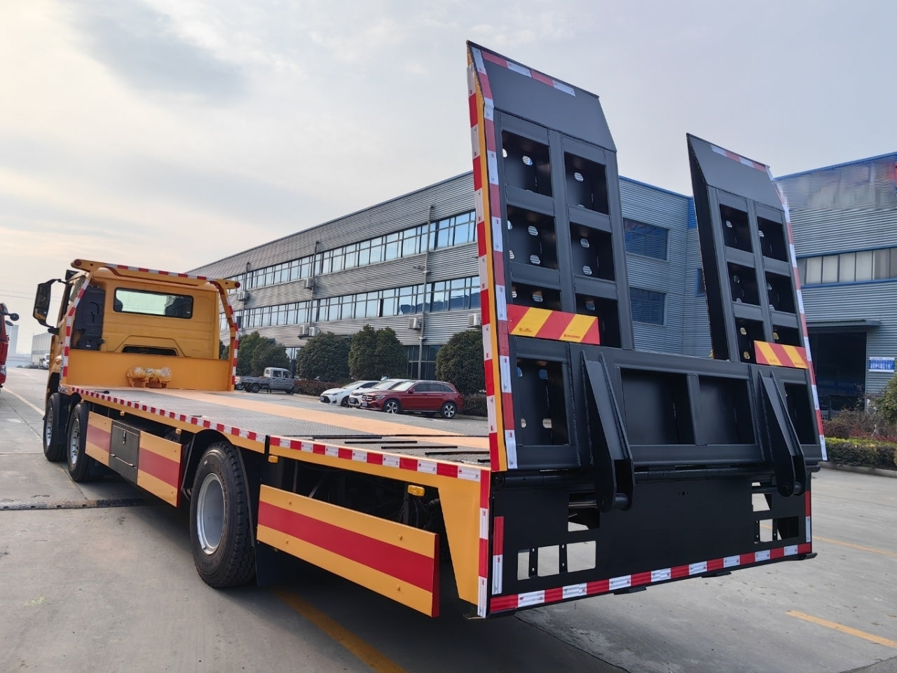 Used Sinotruk 350HP Heavy Wrecker Truck for Sale detail view