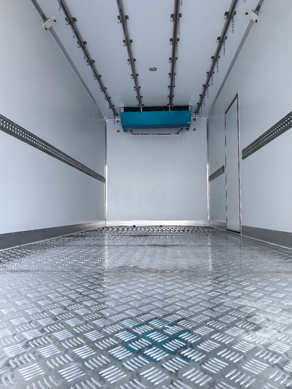 Used Saic YUEJIN S80 95HP Refrigerated Truck for Sale detail view