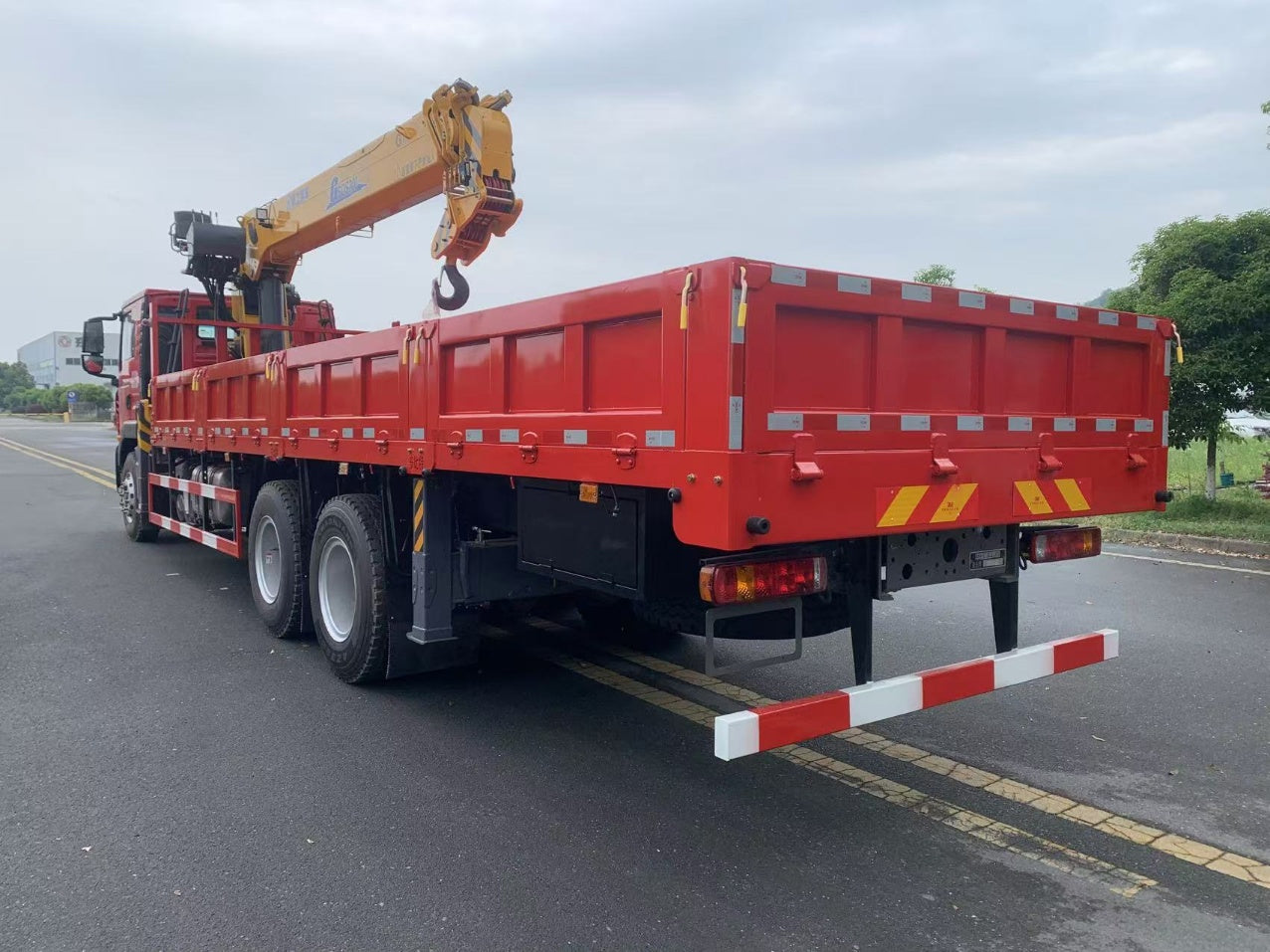 Used Sinotruk 320HP Truck-Mounted Crane for Sale front view