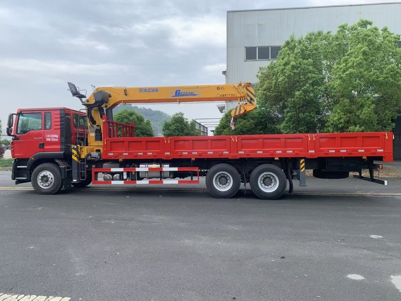 Used Sinotruk 320HP Truck-Mounted Crane for Sale detail view