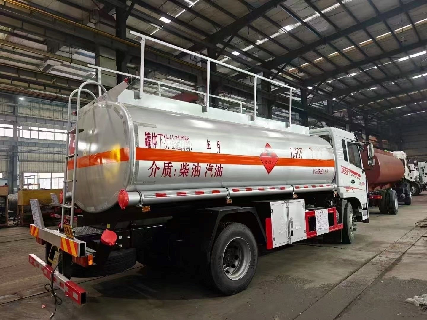 Used Dongfeng 15.55M³ Fuel Tank Truck for Sale front view