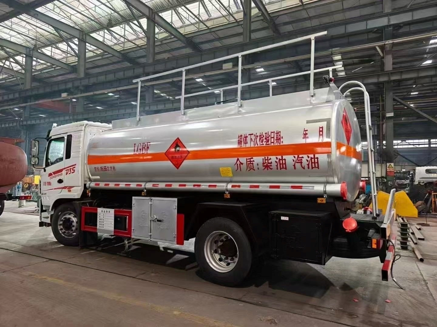 Used Dongfeng 15.55M³ Fuel Tank Truck for Sale detail view