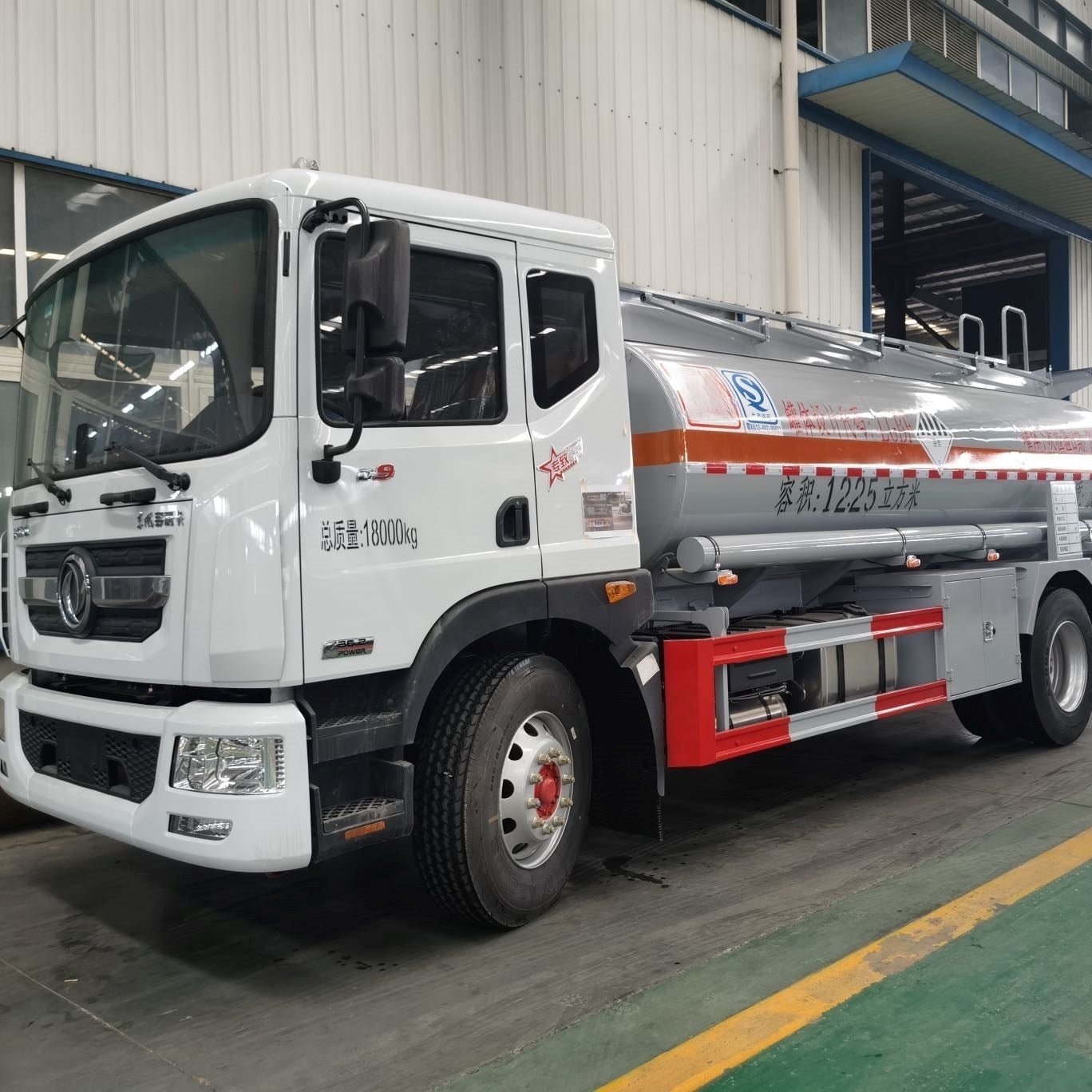 Used Dongfeng 230HP Fuel Tank Truck for Sale side view