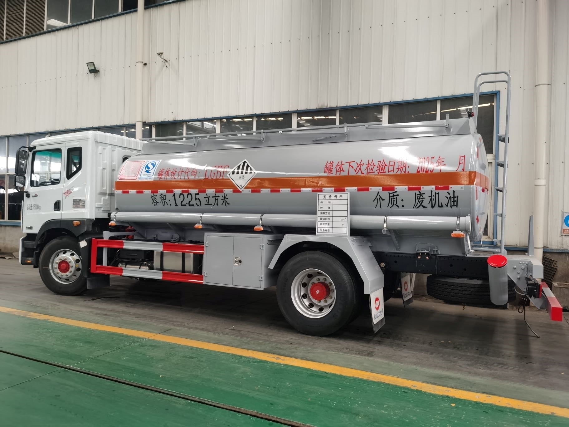 Used Dongfeng 230HP Fuel Tank Truck for Sale front view