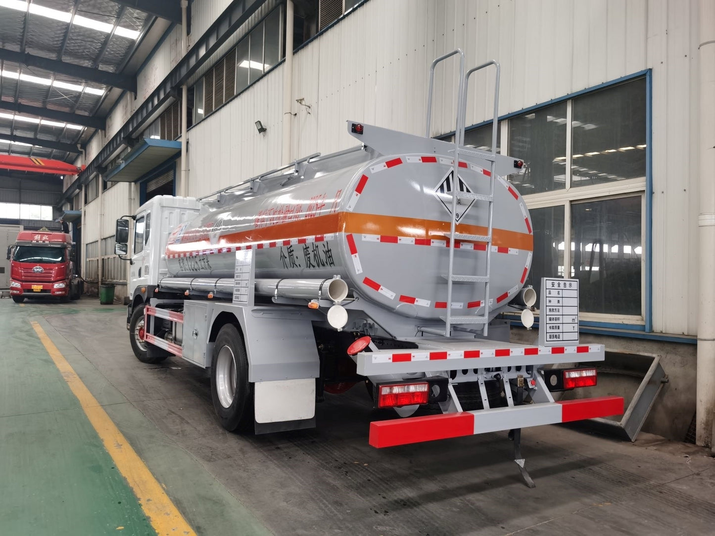 Used Dongfeng 230HP Fuel Tank Truck for Sale detail view