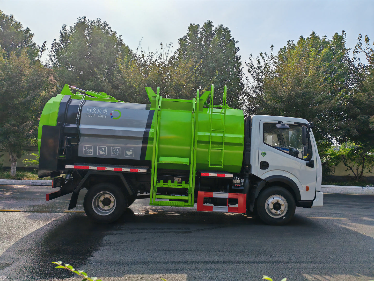Used Dongfeng 4M³ Food Waste Truck for Sale front view