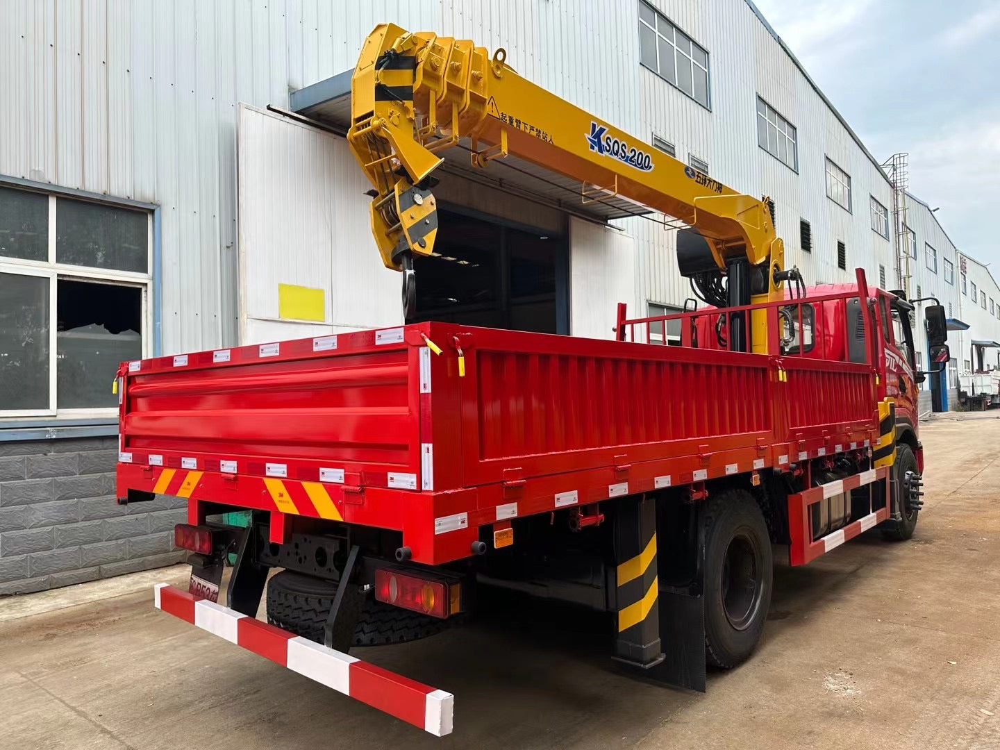 Used Dongfeng 200HP Truck-Mounted Crane for Sale detail view