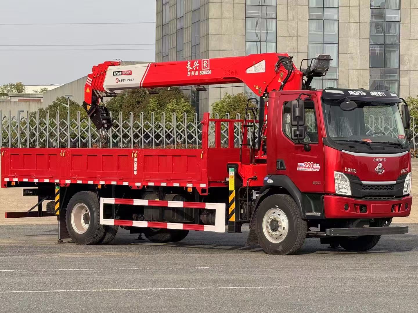 Used Dongfeng 220HP Truck-Mounted Crane for Sale - Updated Model front view