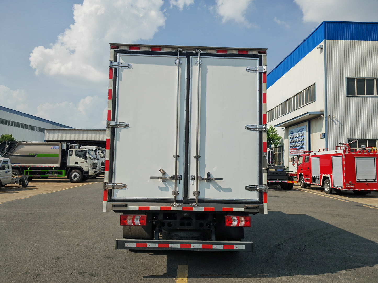 Used JAC SHUANGLING 18M³ C-CLASS Refrigerated Truck for Sale detail view