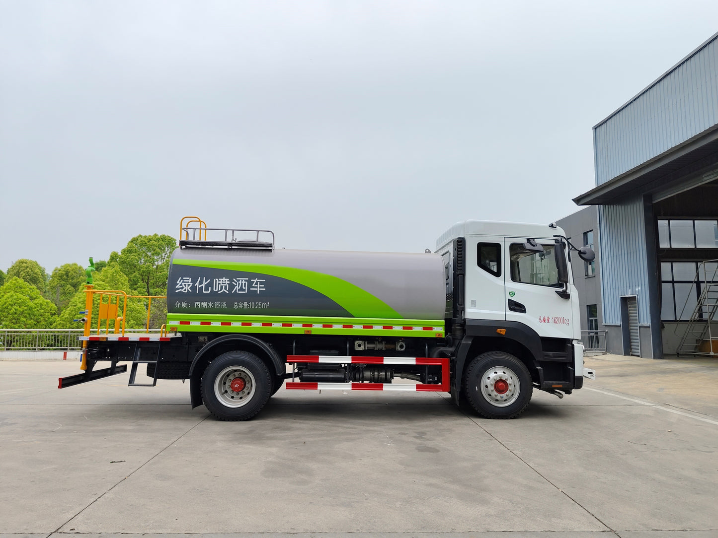 Used Dongfeng 170HP Water Sprinkler Truck for Sale - Updated Model front view