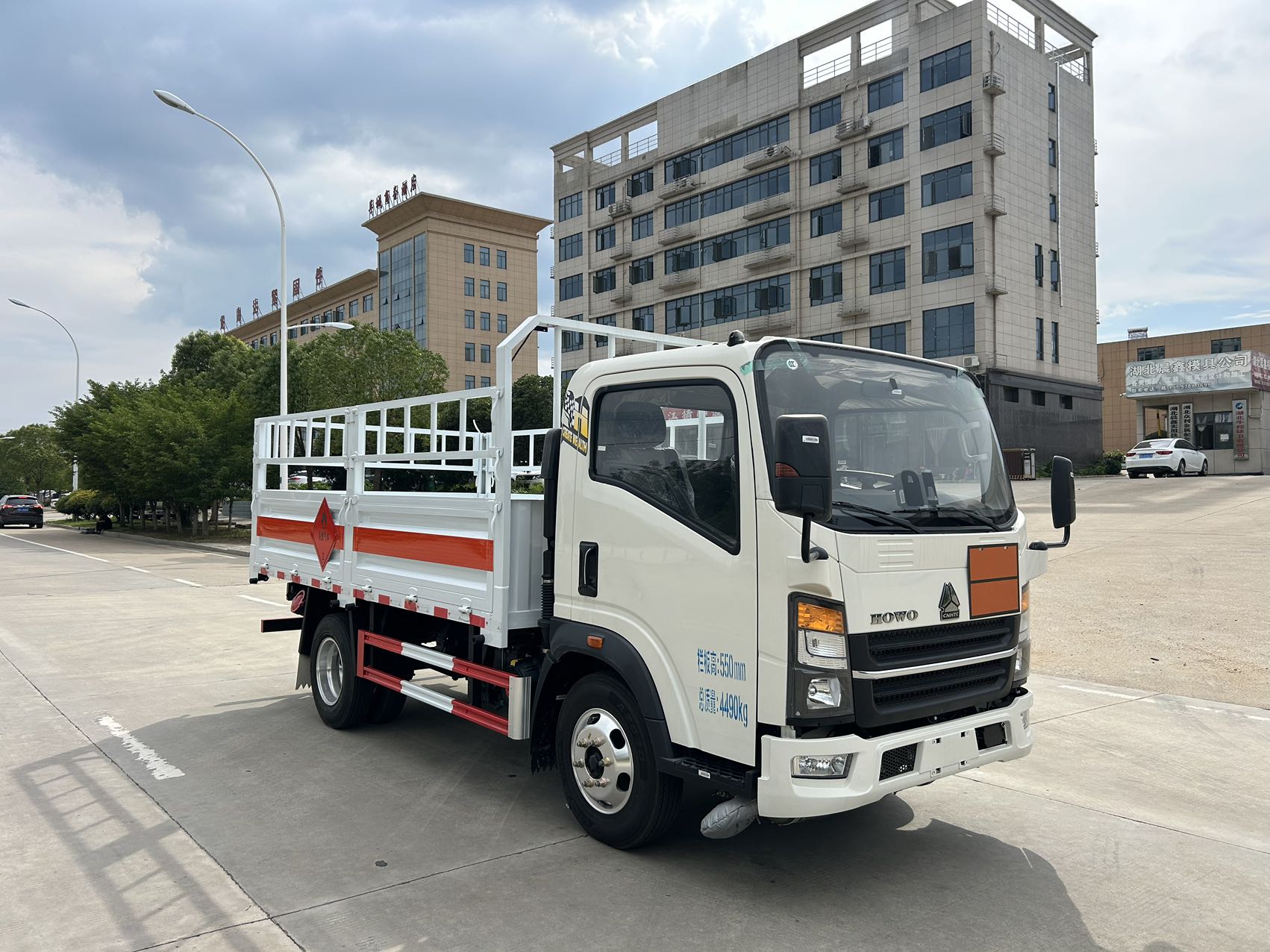 Used Sinotruk 140HP Gas Cylinder Transport Truck for Sale rear side view