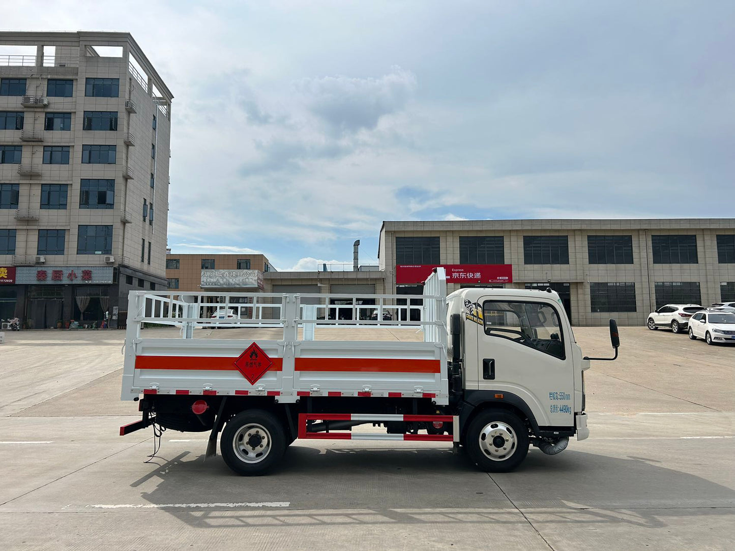 Used Sinotruk 140HP Gas Cylinder Transport Truck for Sale front view