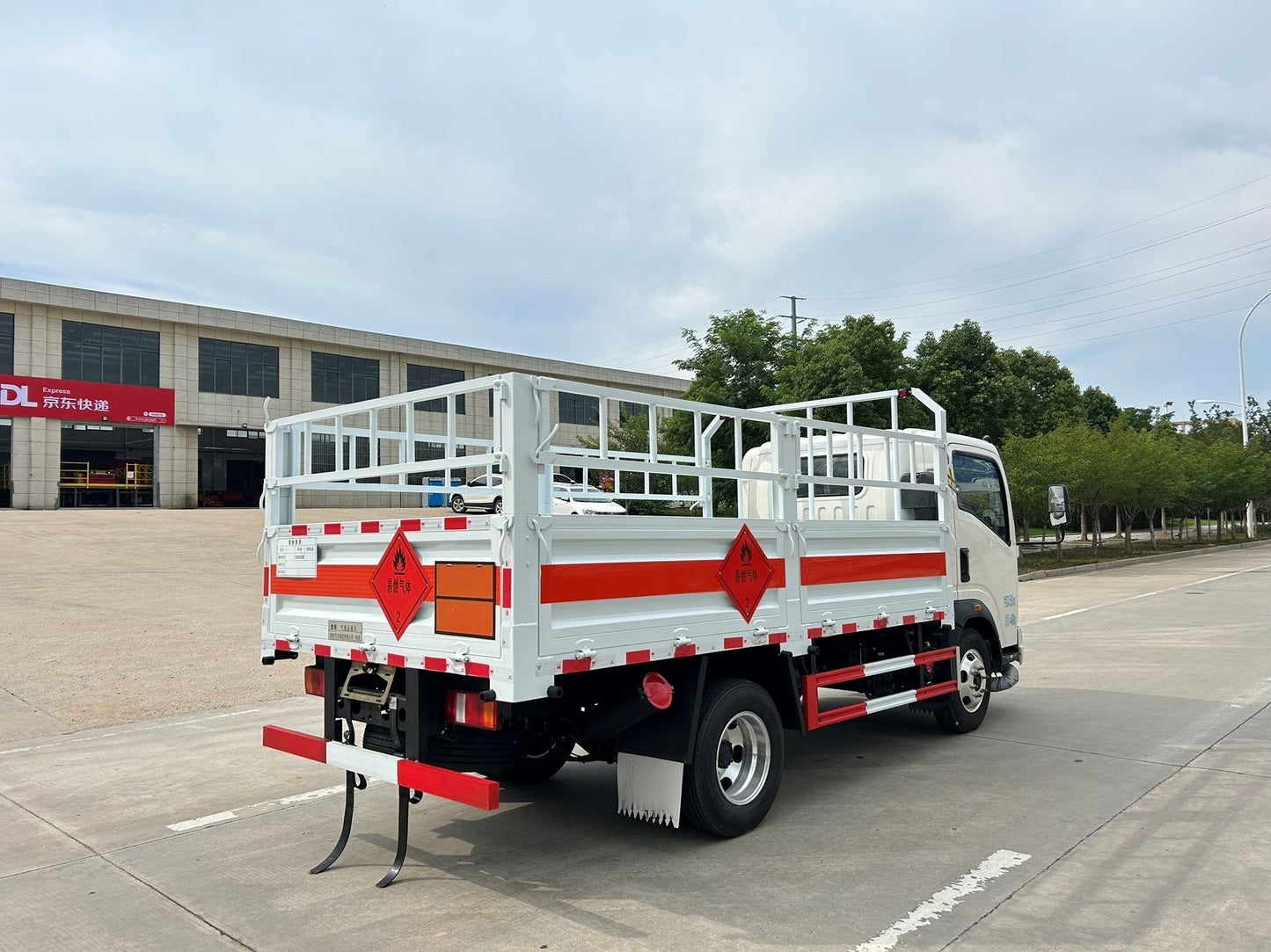 Used Sinotruk 140HP Gas Cylinder Transport Truck for Sale detail view