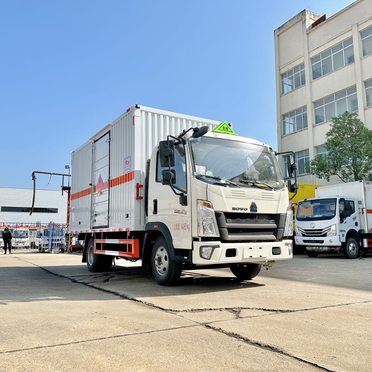 Used Sinotruk 140HP Flammable Liquid Bowser Truck for Sale detail view