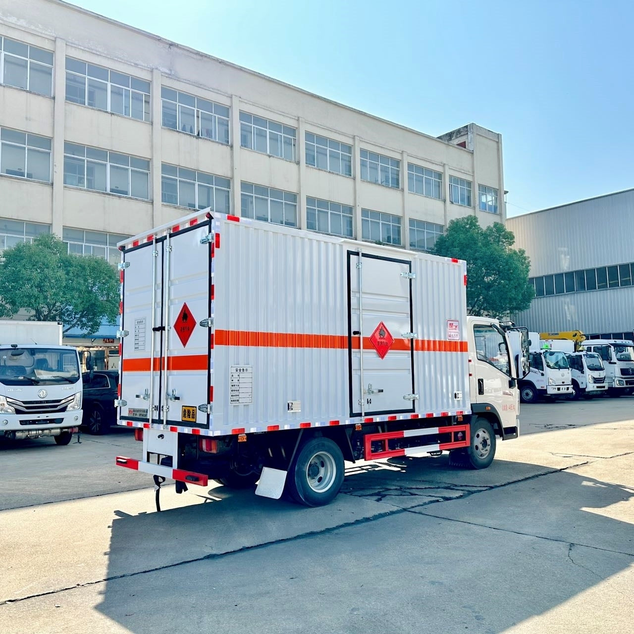 Used Sinotruk 140HP Flammable Liquid Bowser Truck for Sale detail view