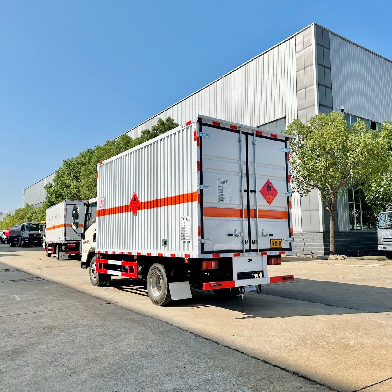 Used Sinotruk 140HP Flammable Liquid Bowser Truck for Sale detail view
