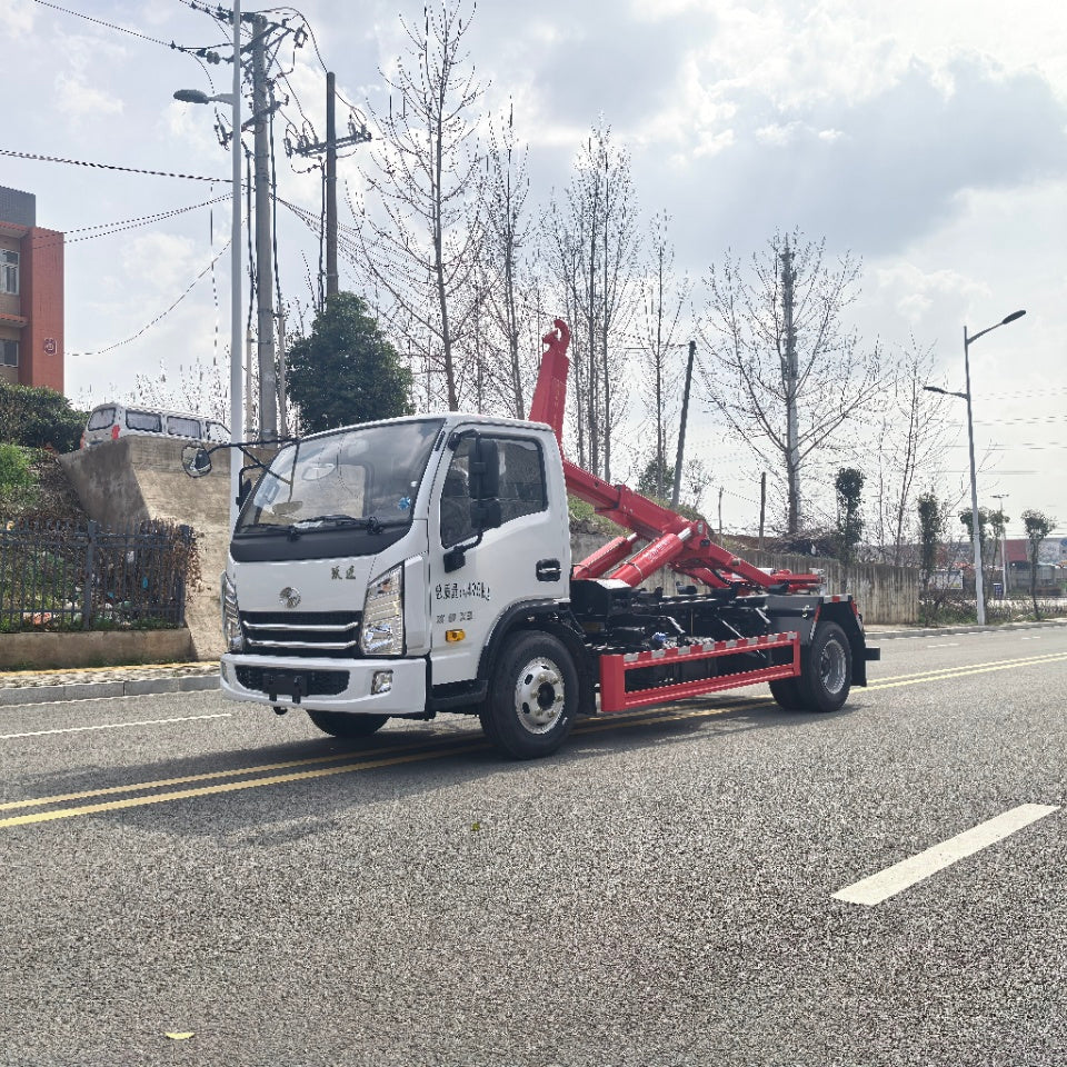 Used Saic YUEJIN 6-8M³ Hooklift Garbage Truck for Sale side view