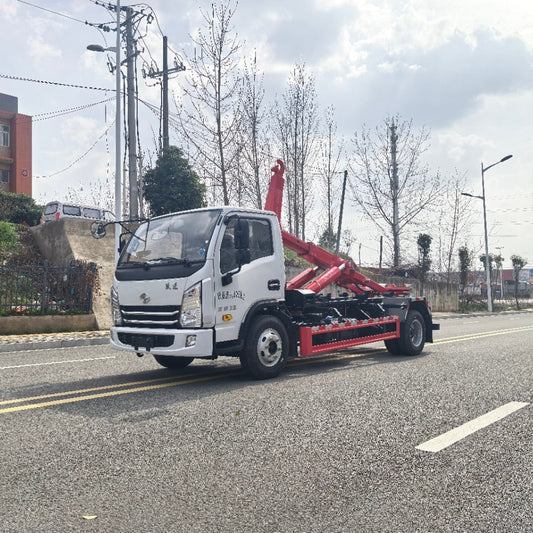 Used Saic YUEJIN 6-8M³ Hooklift Garbage Truck for Sale side view