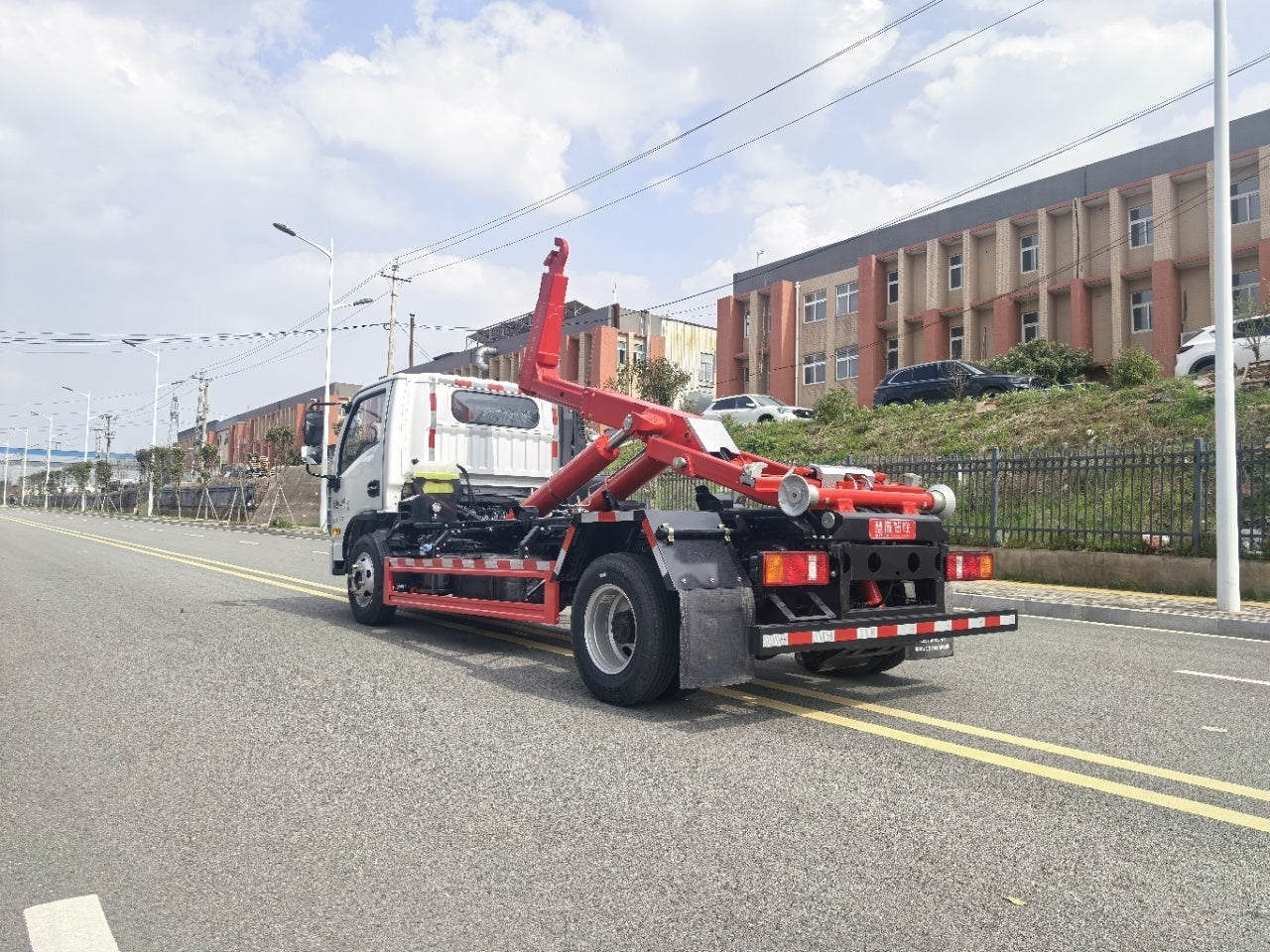 Used Saic YUEJIN 6-8M³ Hooklift Garbage Truck for Sale rear side view