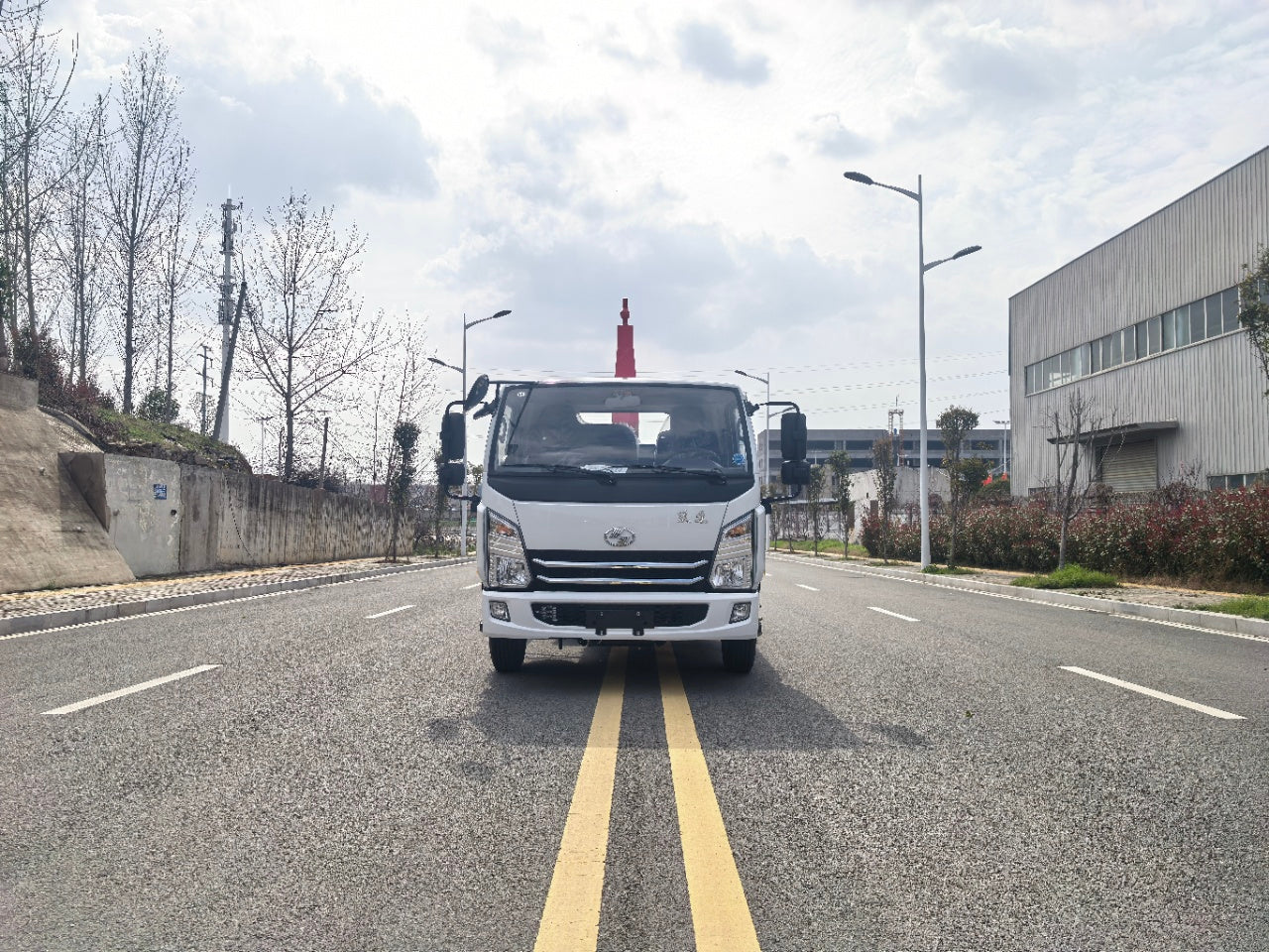 Used Saic YUEJIN 6-8M³ Hooklift Garbage Truck for Sale front view