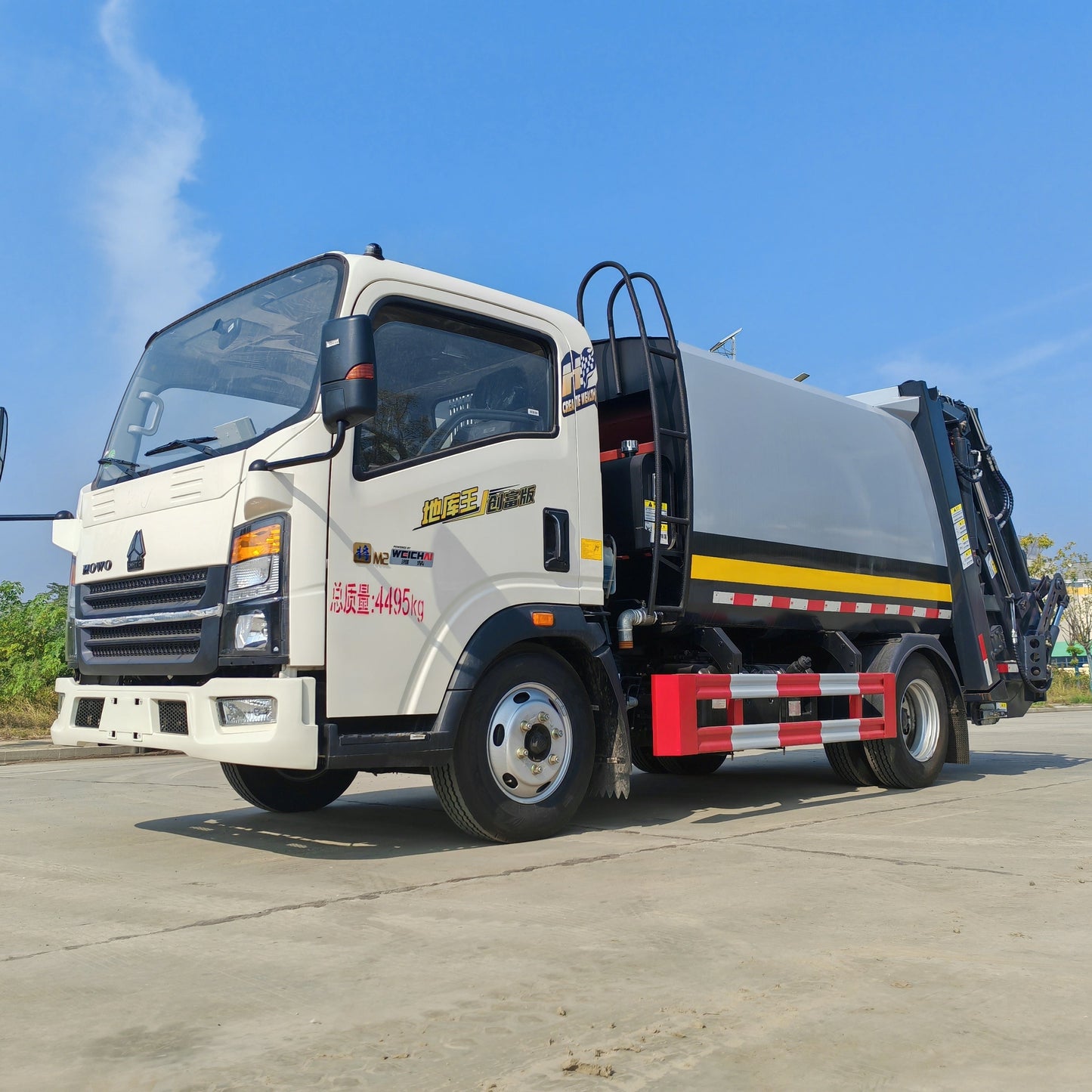 Used Sinotruk HOWO 6M³ Compressed Garbage Truck for Sale side view