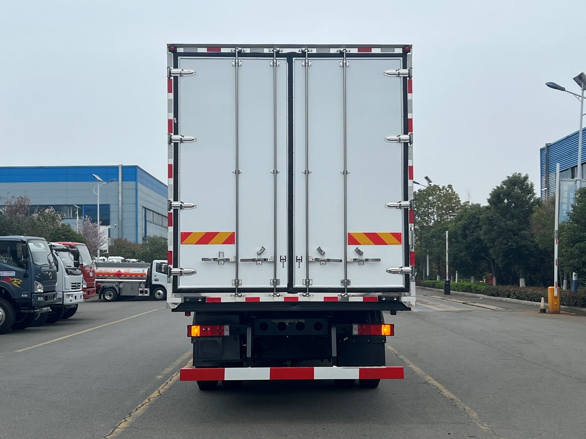 Used Dongfeng KINGRUN 42M³ Refrigerated Truck for Sale - Alternative Stock detail view