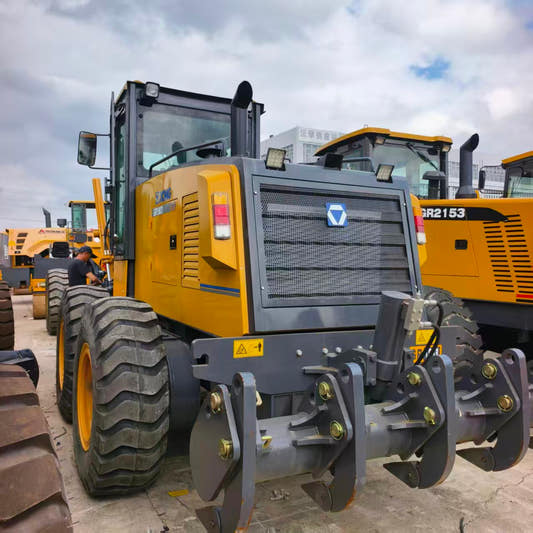Used XCMG GR1803 Motor Grader for Sale side view