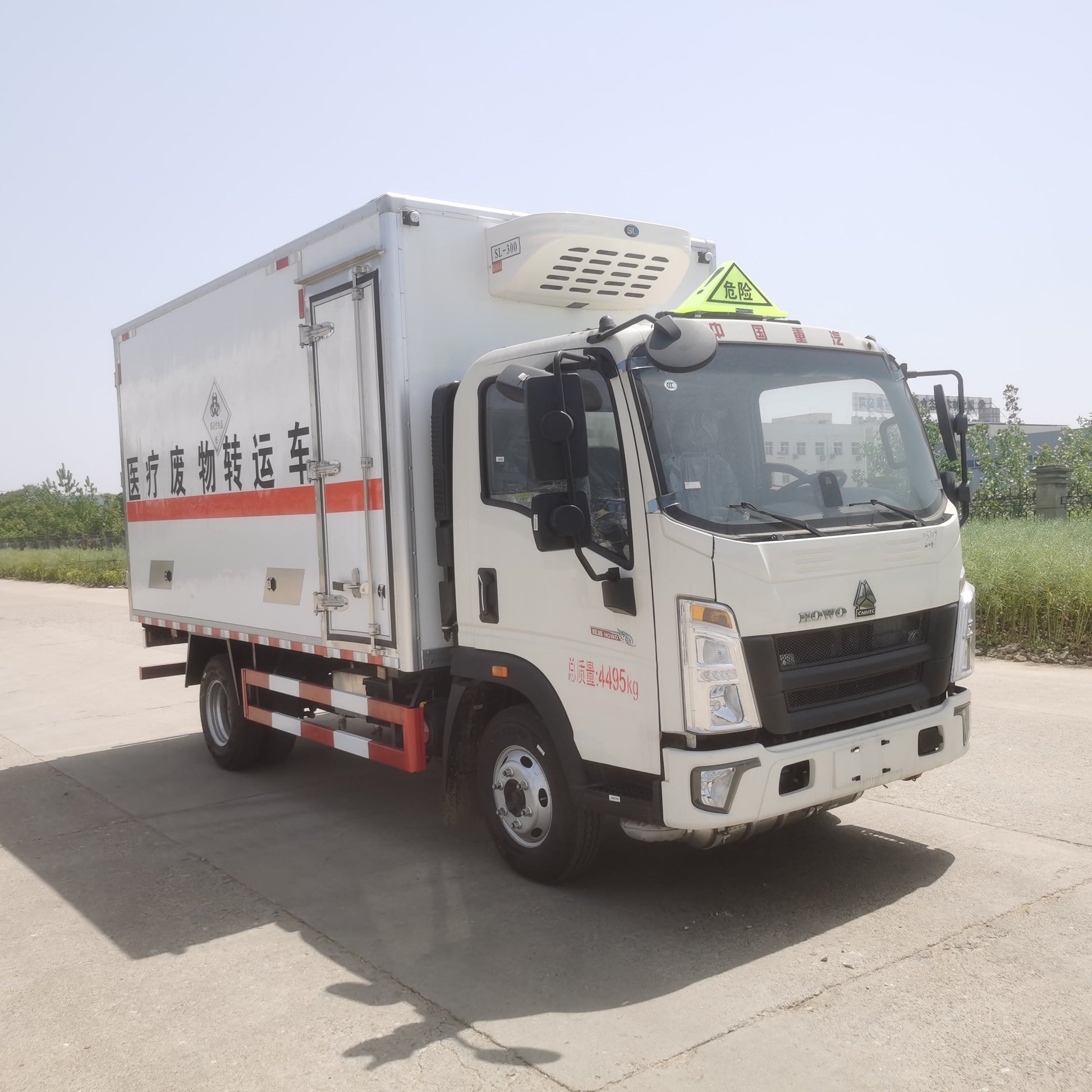 Used Sinotruk 130HP Refrigerated Medical Waste Truck for Sale side view