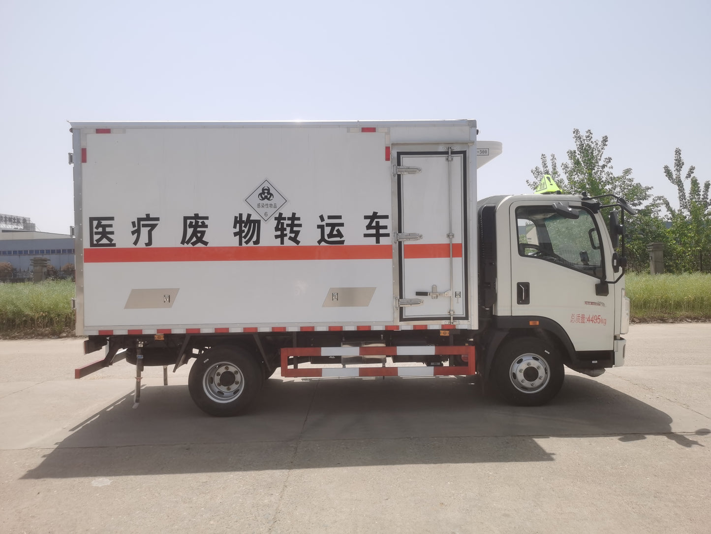 Used Sinotruk 130HP Refrigerated Medical Waste Truck for Sale front view