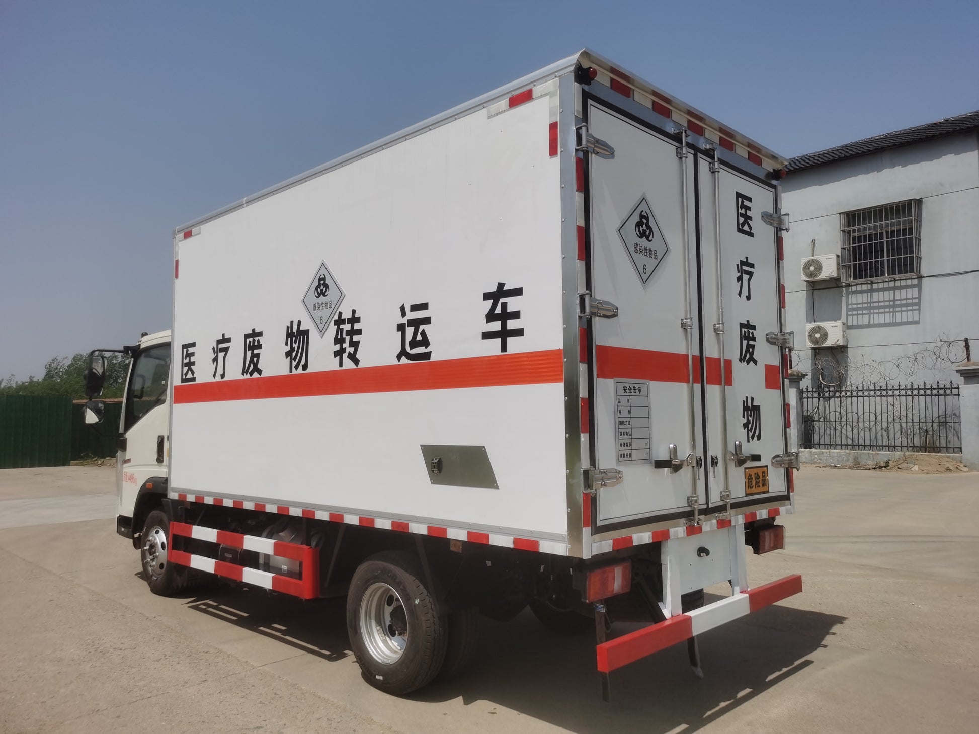 Used Sinotruk 130HP Refrigerated Medical Waste Truck for Sale detail view