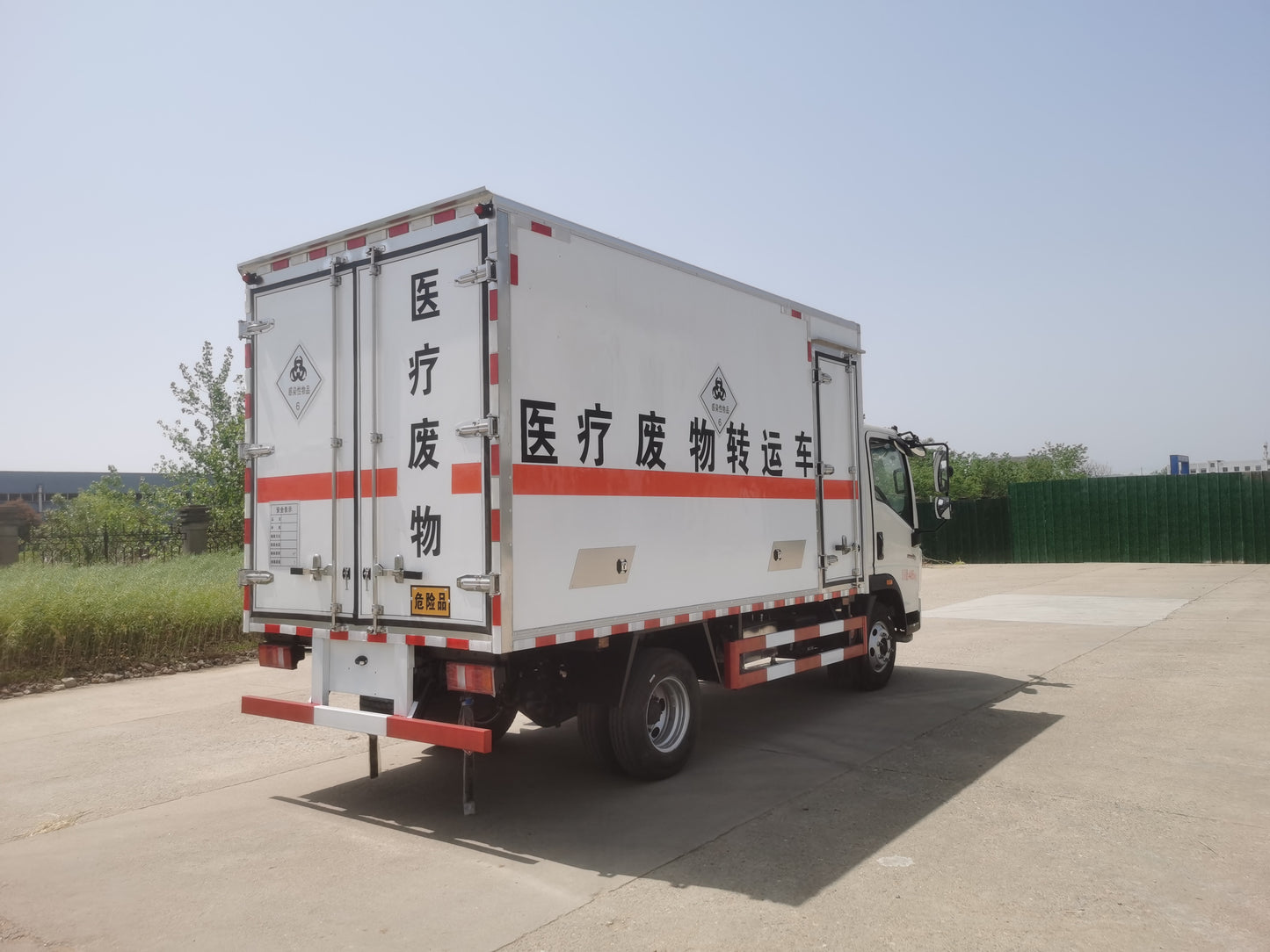 Used Sinotruk 130HP Refrigerated Medical Waste Truck for Sale detail view